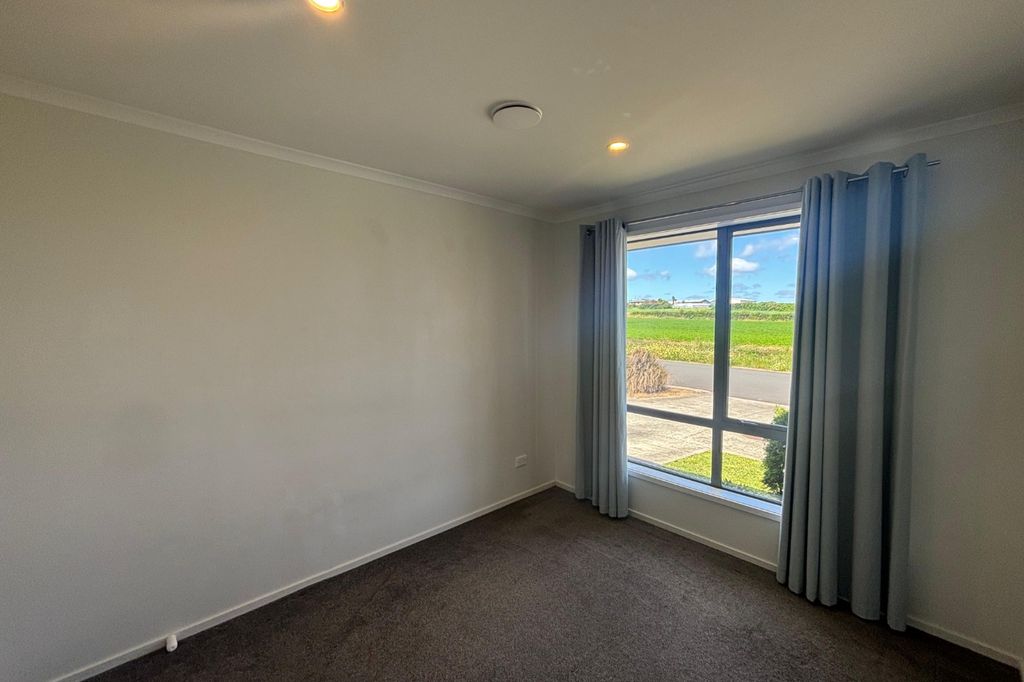 3 bedroom Family Home Belmont 4