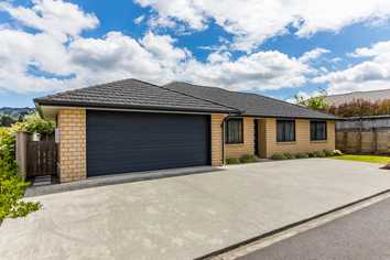 64 Sunstone Crescent, Brown Owl