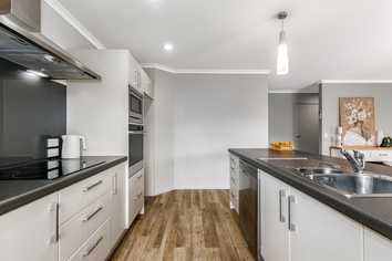 64 Sunstone Crescent, Brown Owl