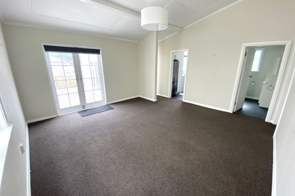 Spacious 3-Bedroom Flat in the Heart of Newtown 2