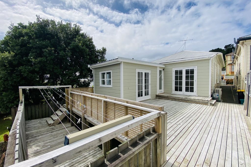 Spacious 3-Bedroom Flat in the Heart of Newtown 1