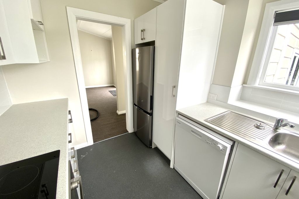 Spacious 3-Bedroom Flat in the Heart of Newtown 4