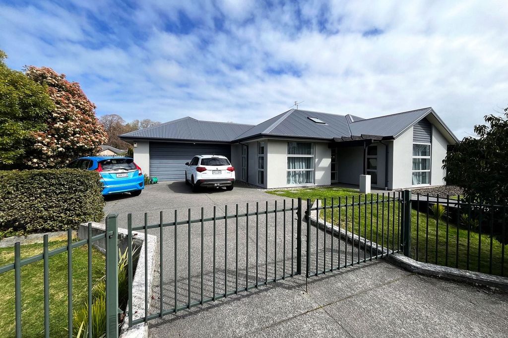 Renovated 4-bedroom family home in Linden Grove 1