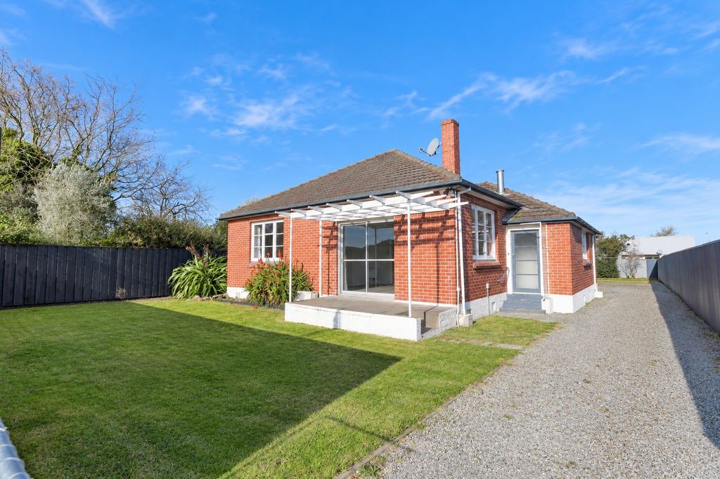 Big Backyard. Double Garage! 1