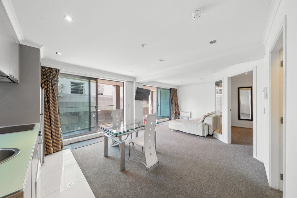 52m² front-facing studio apartment with balcony 2