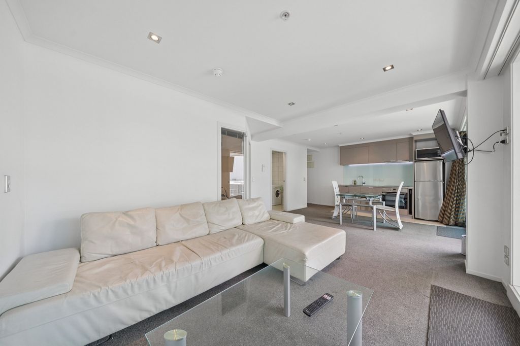 52m² front-facing studio apartment with balcony 5
