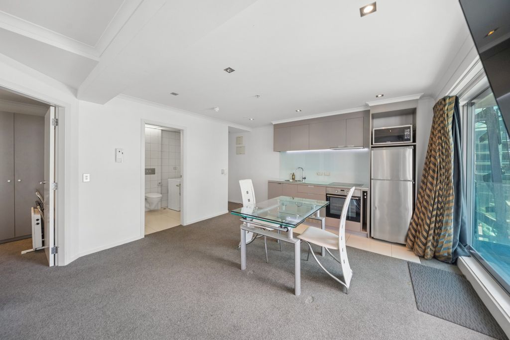52m² front-facing studio apartment with balcony 4