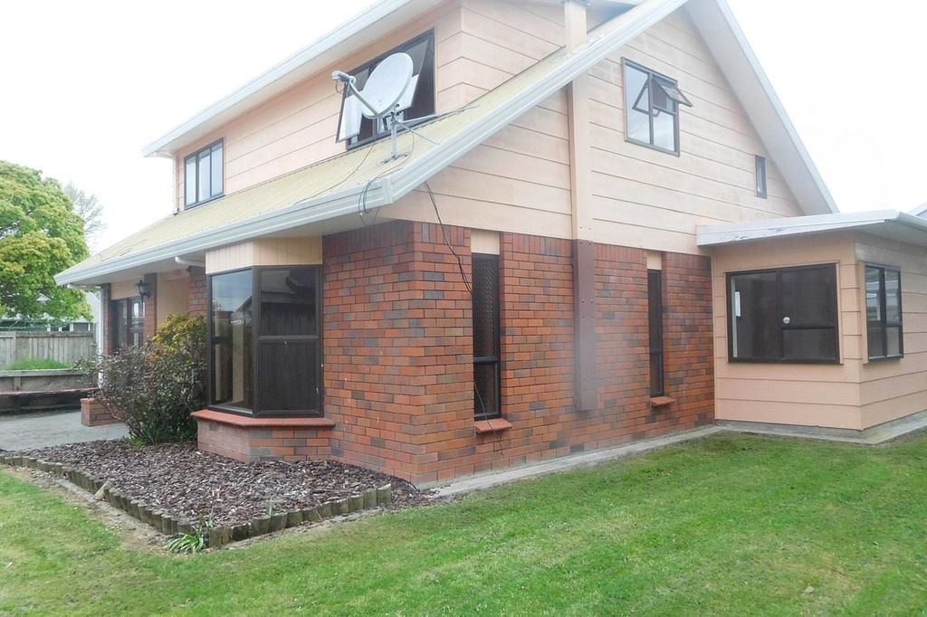 Hamilton East 3 bedrooms & large garage 1
