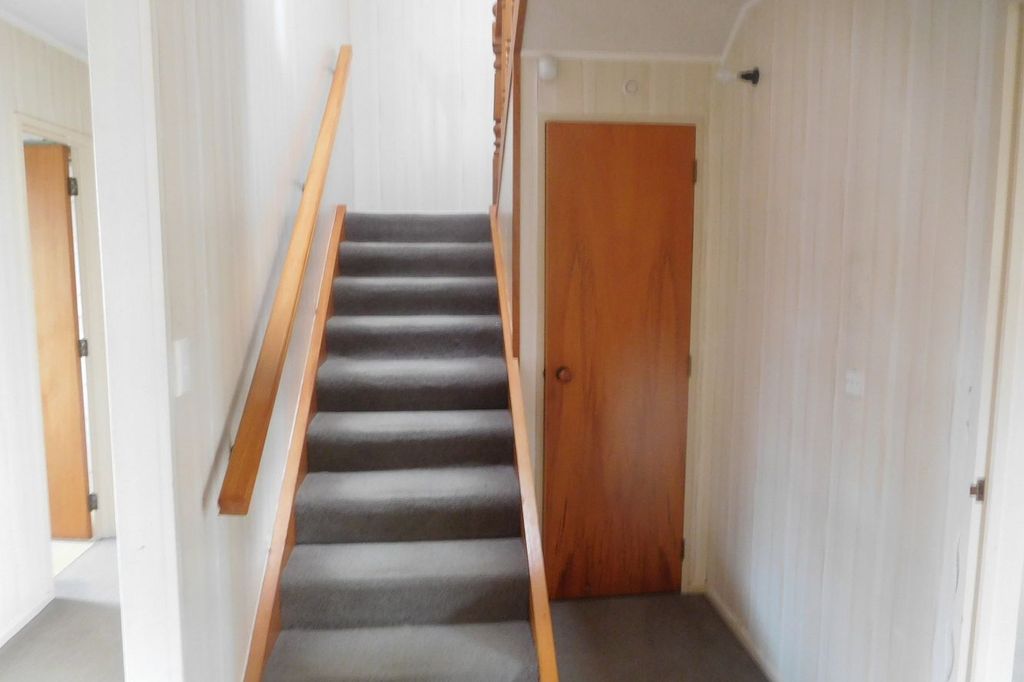 Hamilton East 3 bedrooms & large garage 5