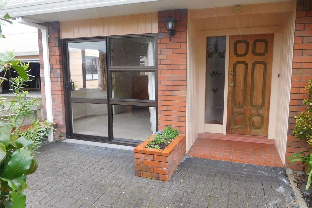 Hamilton East 3 bedrooms & large garage 4