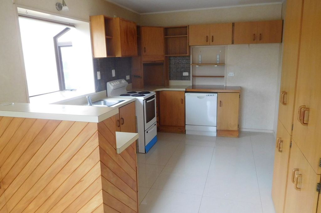 Hamilton East 3 bedrooms & large garage 2