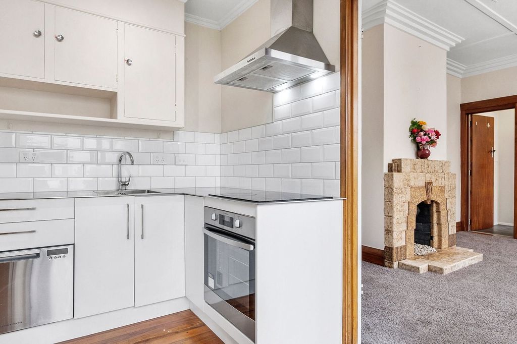 Beautiful, Warm Renovated Art Deco apartment 2