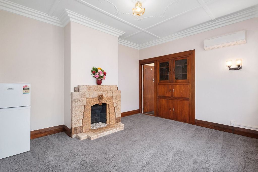 Beautiful, Warm Renovated Art Deco apartment 3