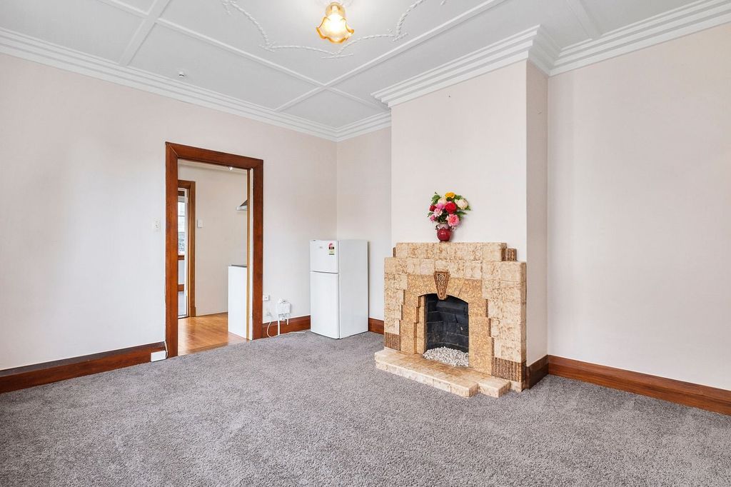 Beautiful, Warm Renovated Art Deco apartment 5