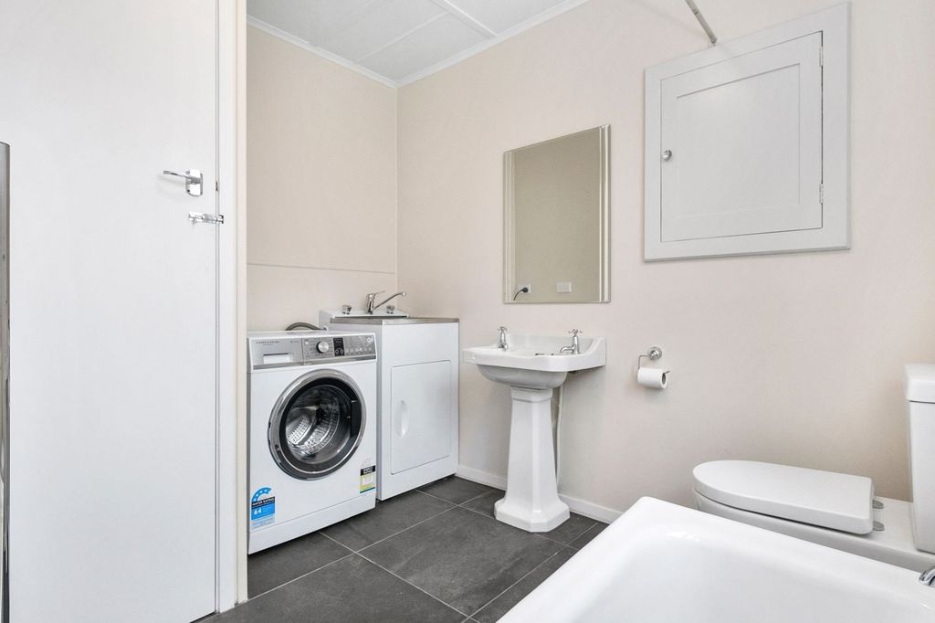 Beautiful, Warm Renovated Art Deco apartment 4