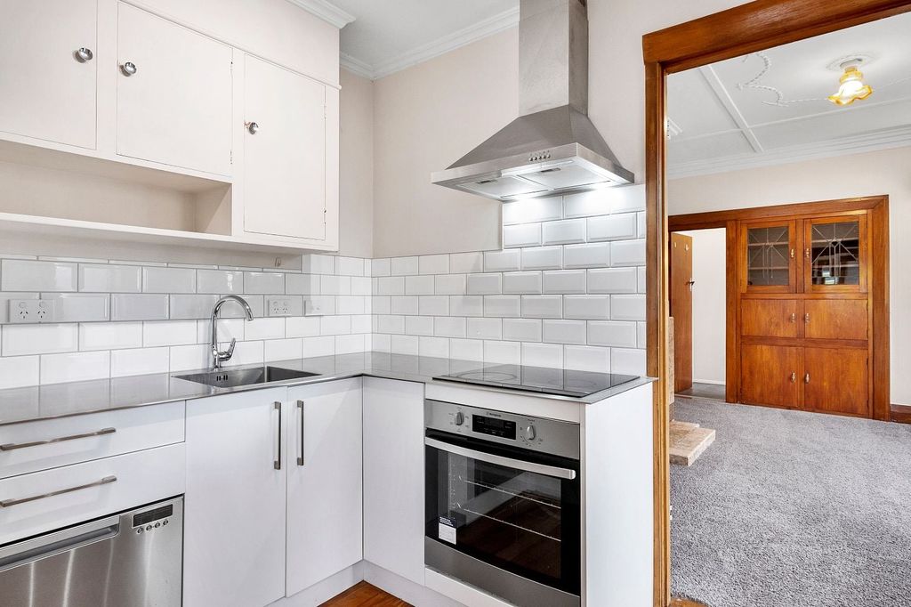 Beautiful, Warm Renovated Art Deco apartment 1
