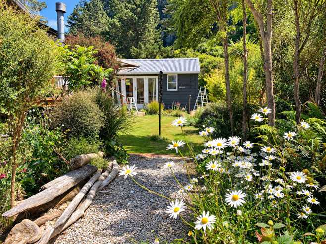 8 Beach Road, Purakaunui