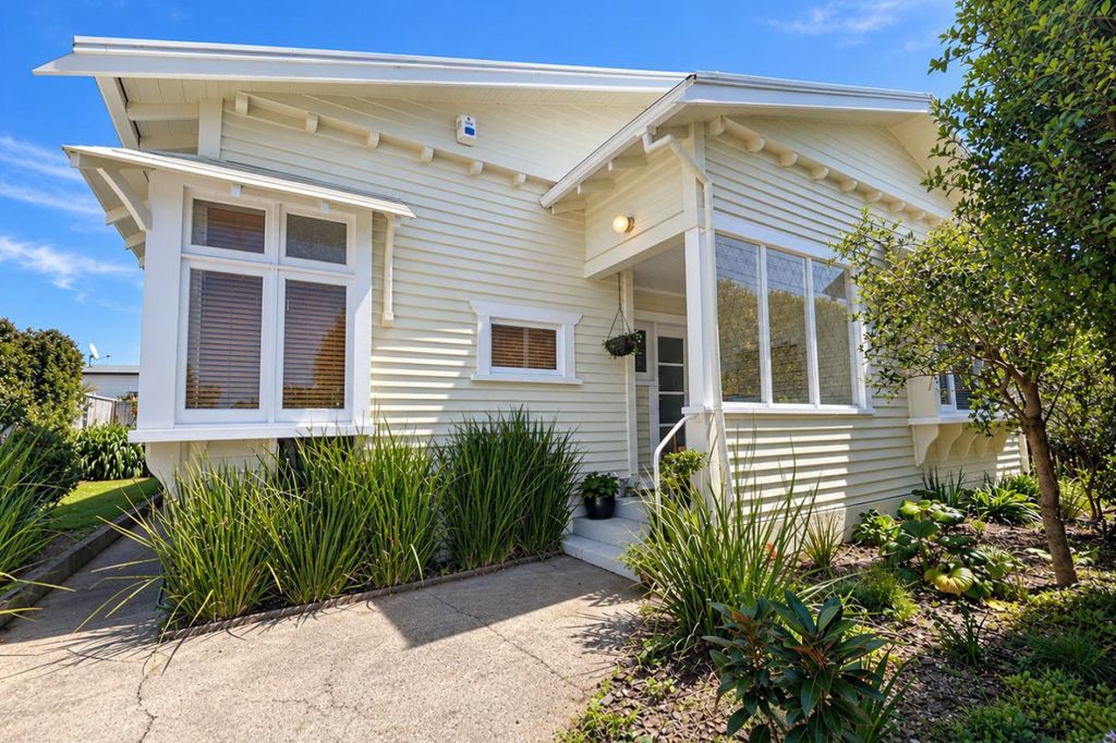 Character Bungalow in a Fantastic Central Location 1