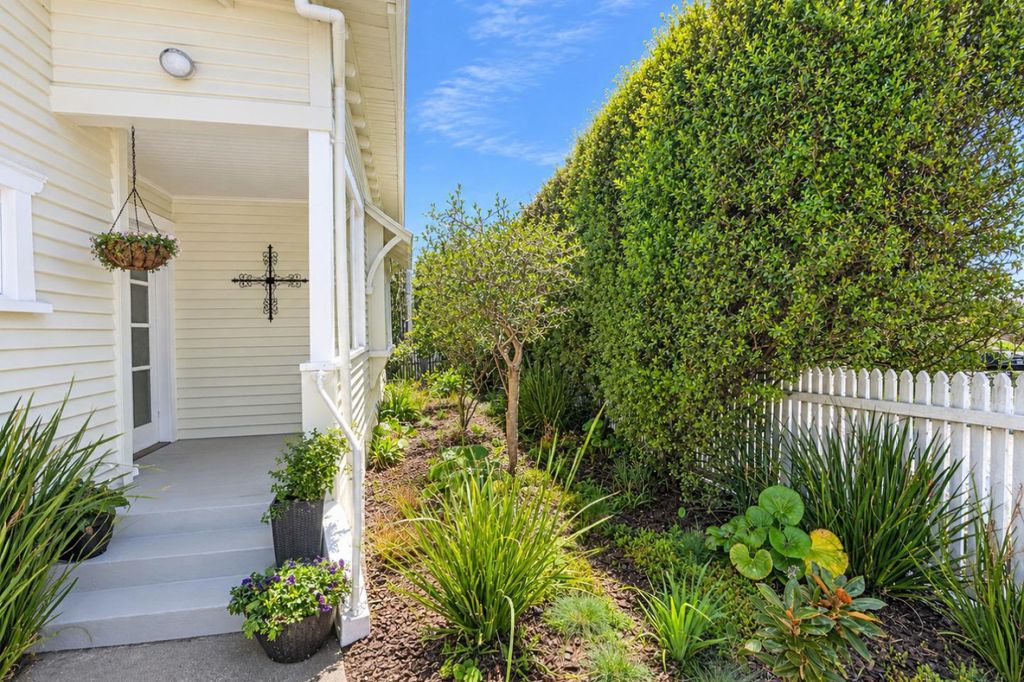 Character Bungalow in a Fantastic Central Location 2