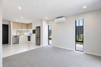 2/14 Short Street, Waltham