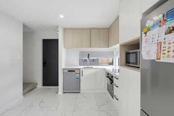 2/14 Short Street, Waltham