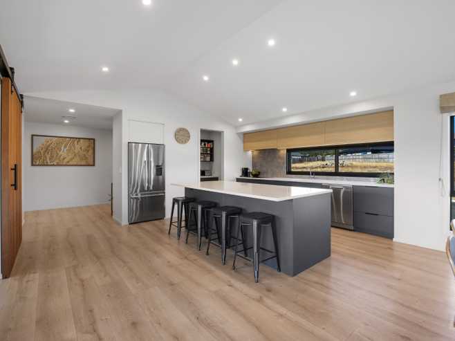 6 Rua Street, Albert Town