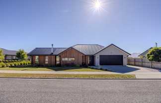 6 Rua Street, Albert Town