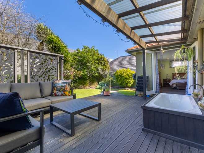 6 Puriri Terrace, Roslyn