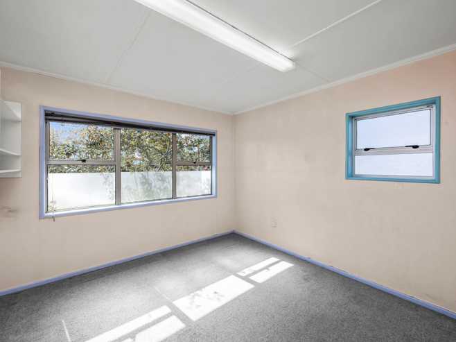 HIGH-VISIBILITY MEDICAL/CONSULTANCY PREMISES
