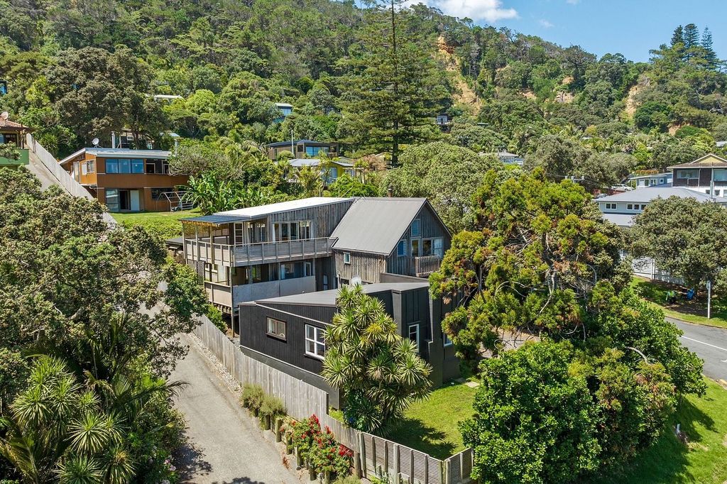 Charming 3BR Home Near Muriwai Beach! 1