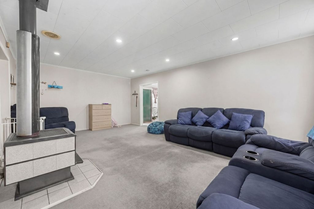 Spacious 4-Bedroom Family Home in Ranui 5
