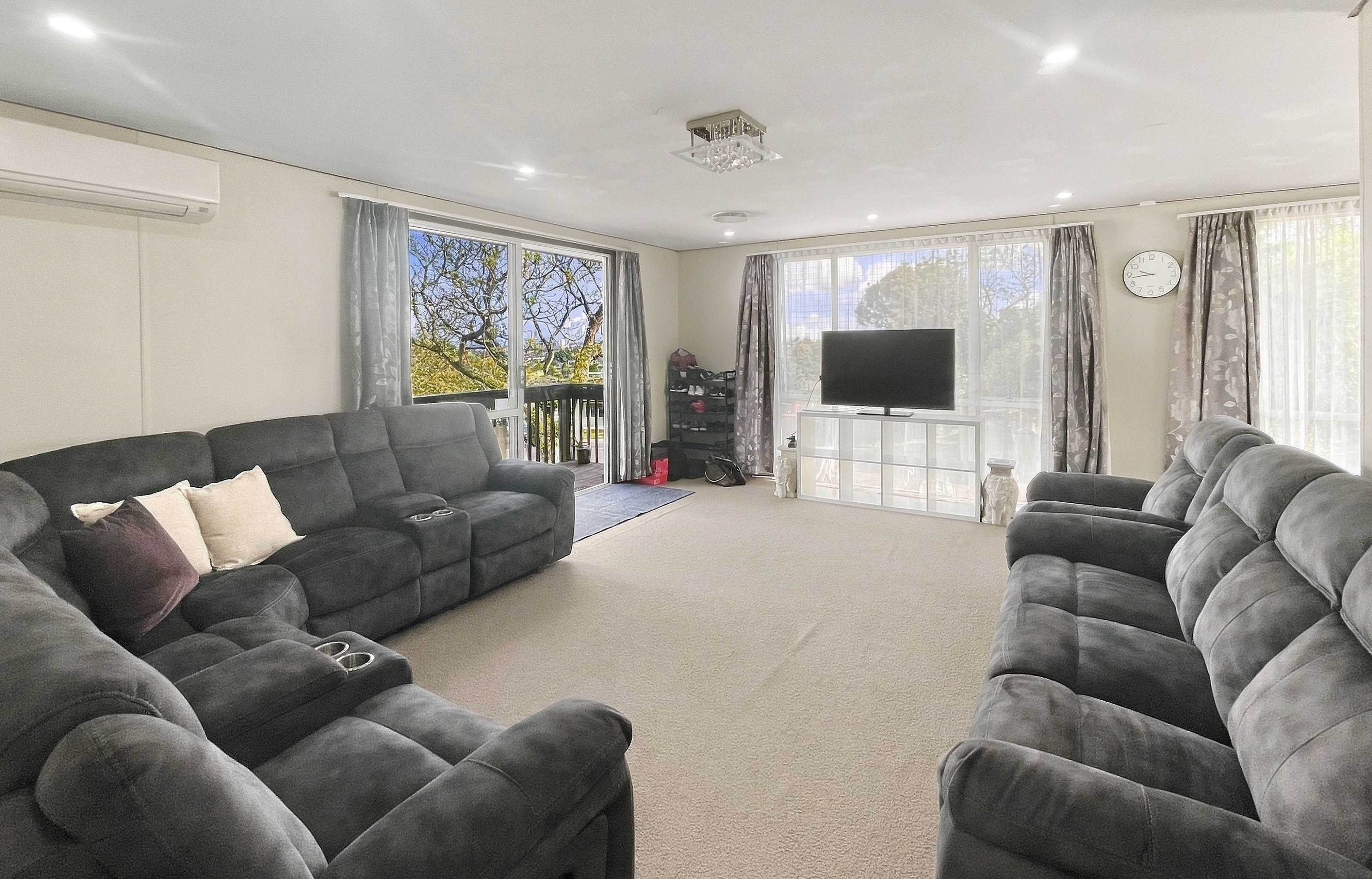 Photo Garaf 31 Banyan Drive, Totara Heights, Manukau City - For Rent - realestate.co.nz
