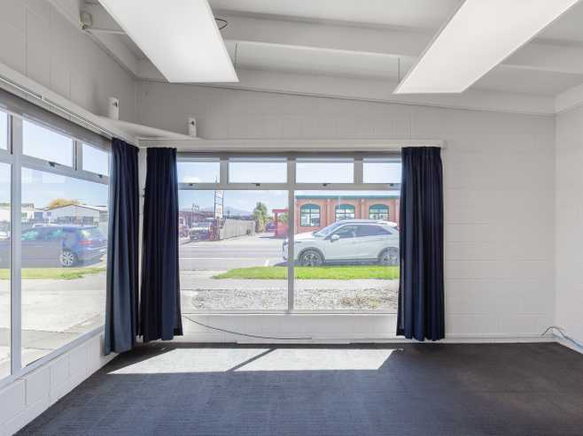 58sqm Office/Showroom with Exclusive Yard Near SH1