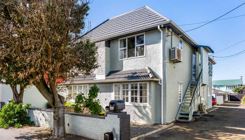 42B Apu Crescent, Lyall Bay
