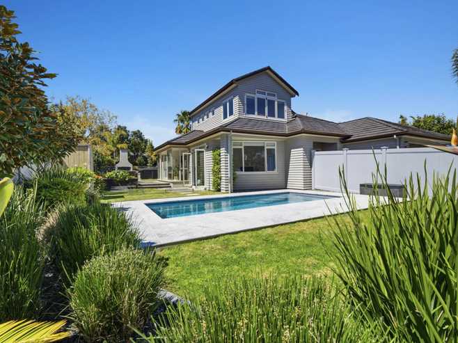 39  Admirals Court Drive, Greenhithe