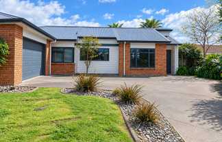 5 Badminton Court, Huntington