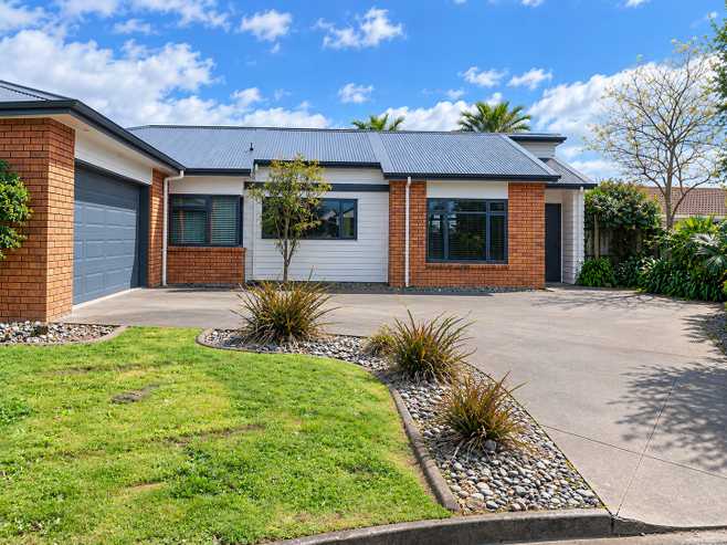 5 Badminton Court, Huntington