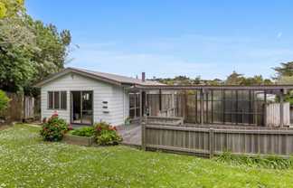 1/105 Brian Crescent, Stanmore Bay