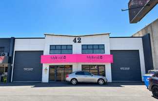 434sqm Industrial unit with dual roller doors
