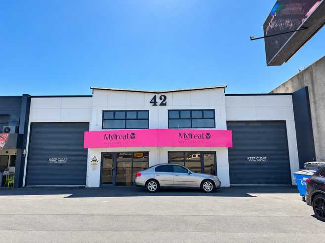 434sqm Industrial unit with dual roller doors