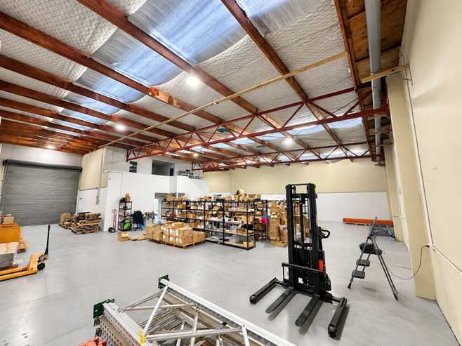434sqm Industrial unit with dual roller doors