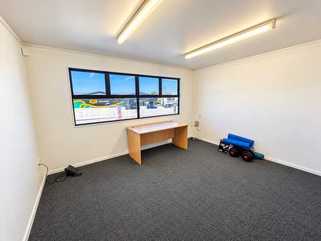 434sqm Industrial unit with dual roller doors