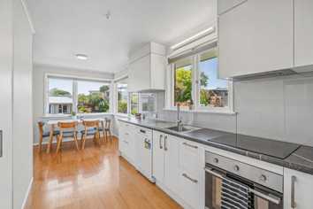 18 Bristol Avenue, Brookfield