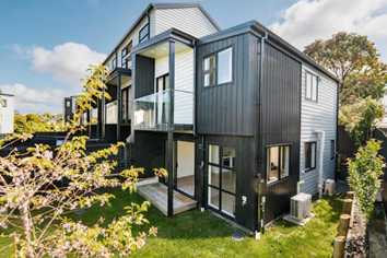 8/60 Triangle Road, Massey