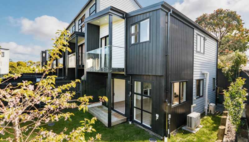 8/60 Triangle Road, Massey