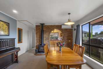 15 Pemberton Crescent, Greerton