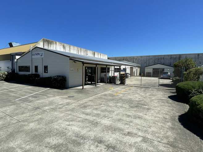 Office and workshop ideal for owner/occupier