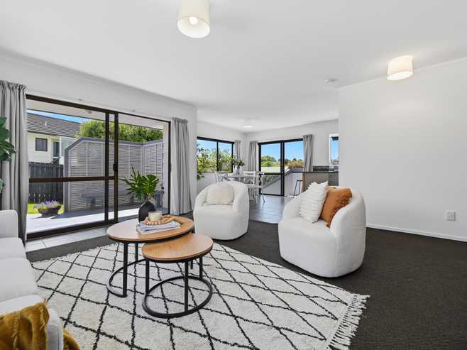 64 Heron Avenue East, Matua