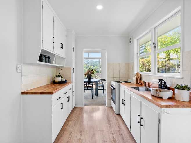 77 Vandeleur Avenue, Birkdale