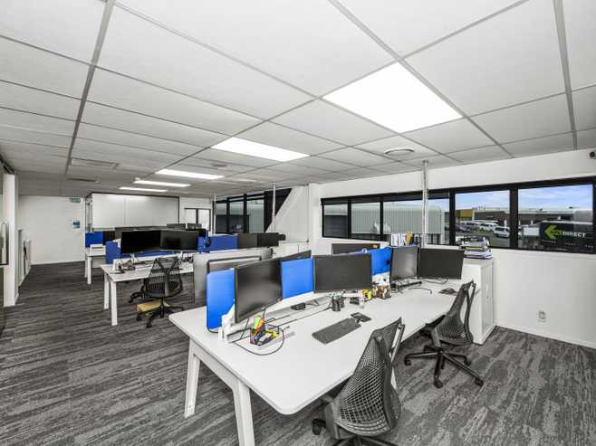 Premium industrial unit with high-quality fitout